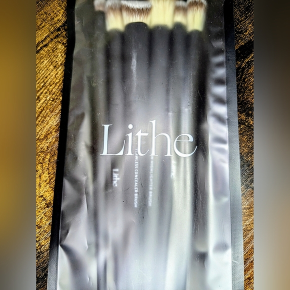 5/75$ LITHE BEAUTY Everyday Brush Set - Picture 6 of 7
